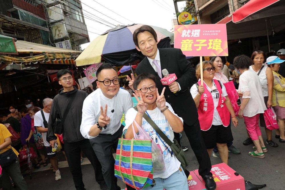 安樂市場拜票童子瑋巧遇柯文哲、黃國昌 「賴青德」笑喊綠白合 186 安樂市場拜票童子瑋巧遇柯文哲、黃國昌 「賴青德」笑喊綠白合 185