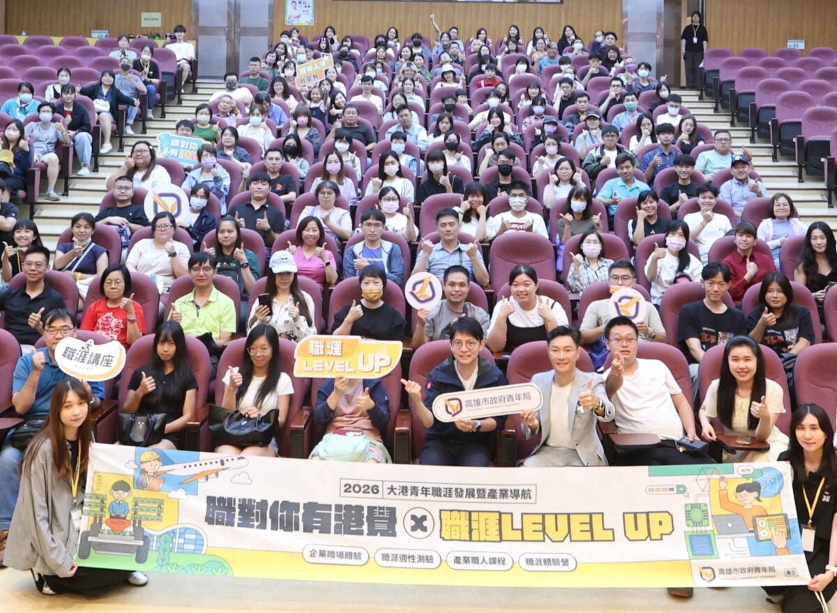 ▲高雄市青年局長林楷軒(首排右5)出席由謝祖武(首排右4)開講的「起點低不是結局」名人職涯講座,並與現場青年朋友合影留念。