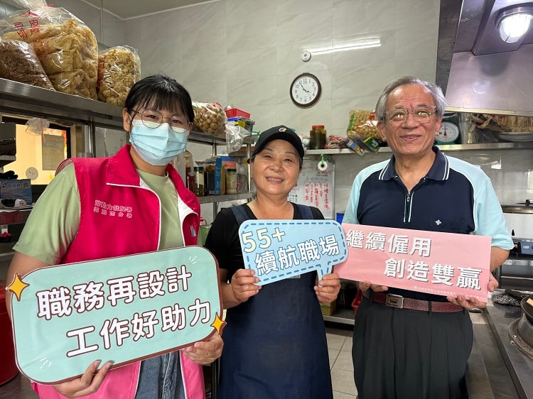 ▲虎尾就業中心陳怡惠就服員(左 1)與49 年次的劉玉蘭(中)與雲林縣聖心社會關懷協會郭央諶總幹事 (右)合影。(記者劉峻文攝)