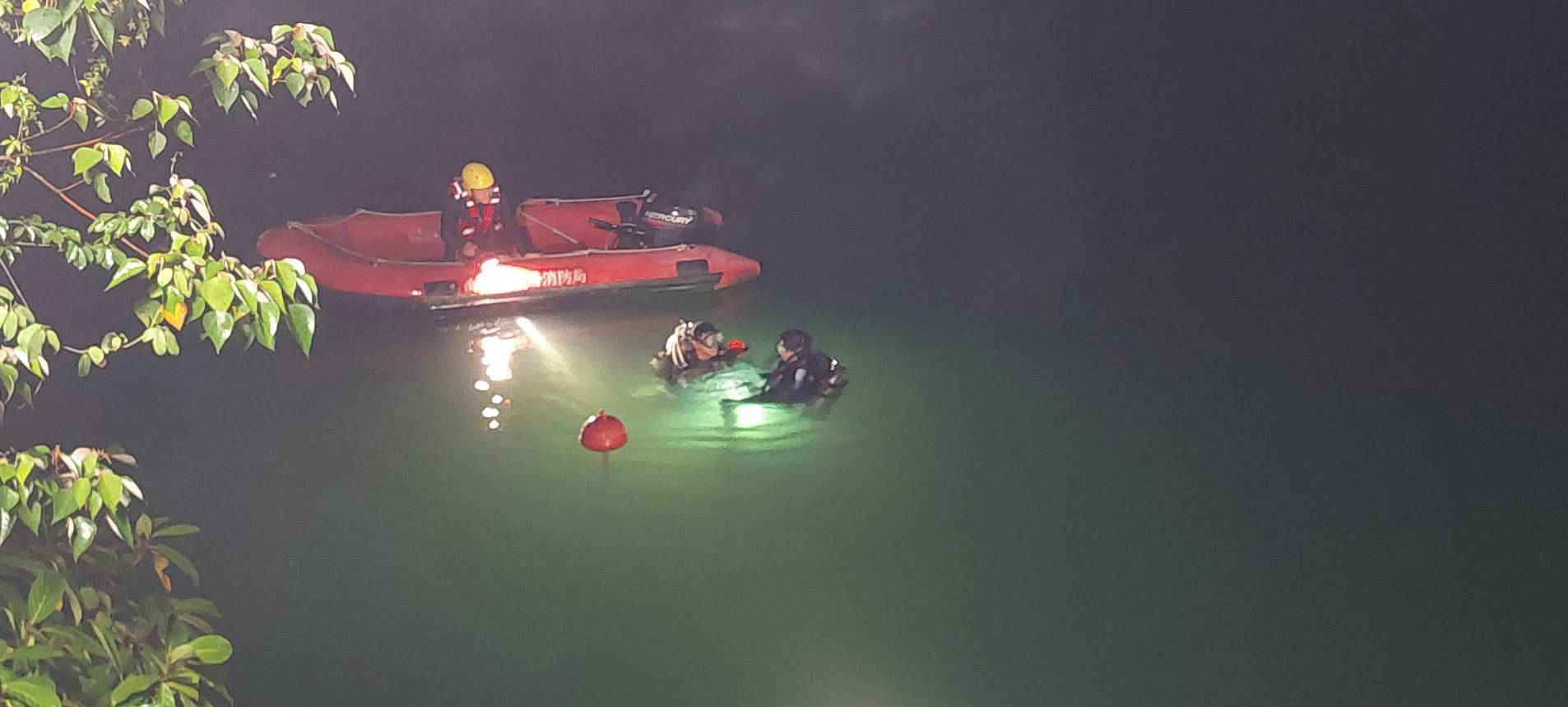 一名20歲的張姓男大學生下水游泳溺水經消防人員日夜巡搜交由警方及家屬