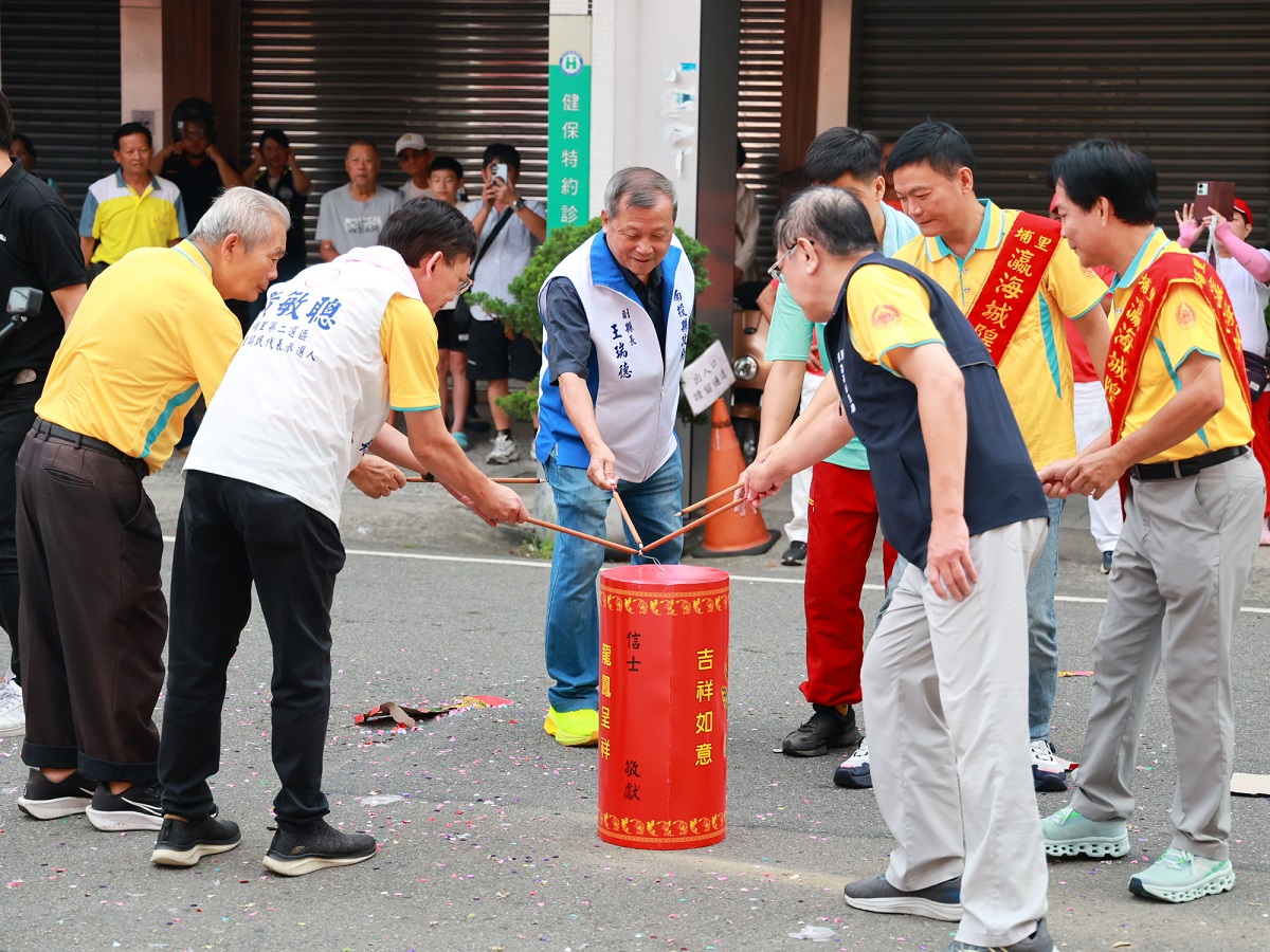 埔里瀛海城隍尊神聖誕遶境 王副縣長點起馬炮祈求平安 - https://www.watchmedia01.com