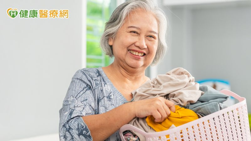 失智者不是什麼都不能做!專家:適度參與生活有助益 照顧者也要關心自己