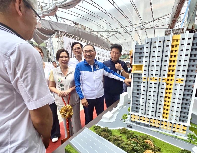 新北再添社宅建設 中和盛昌段605戶開工 打造複合公益設施 51 《圖說》市長侯友宜觀看中和盛昌社宅模型,了解社宅及公益設施規劃。〈城鄉局提供〉