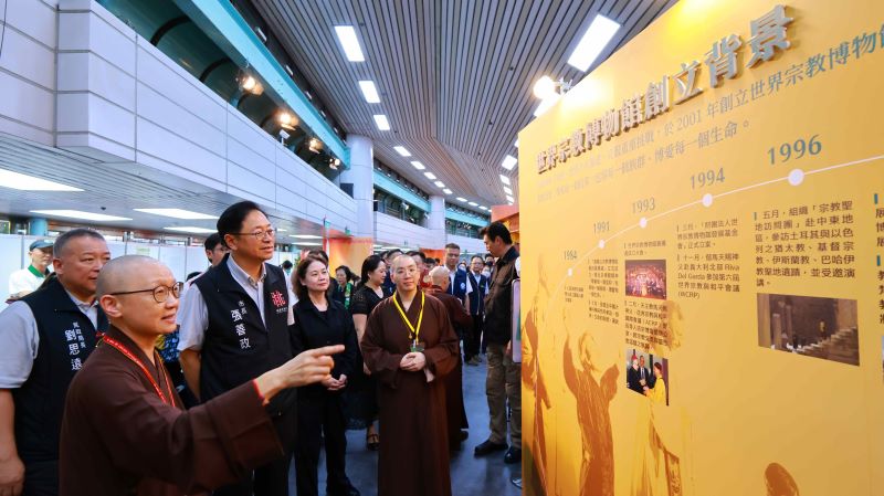 宗博館25周年展登場 水陸法會打造跨宗教和平體驗 40 《圖說》靈鷲山當家常存法師(前左一)為桃園市政府團隊導覽「世界宗教博物館25周年展區」。〈靈鷲山提供〉