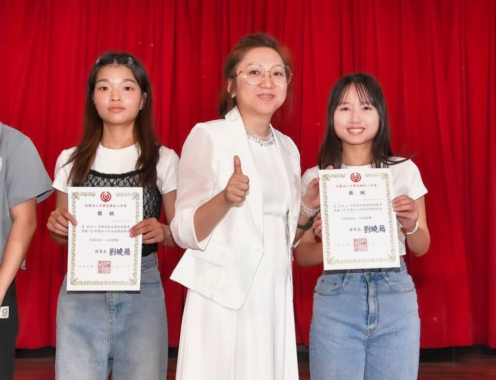 紅心字會默默付出37年為「心納家庭」子女 不動產智慧平台「房多多」帶領團隊響應捐助向日葵獎助學金 26 S 209641546 0