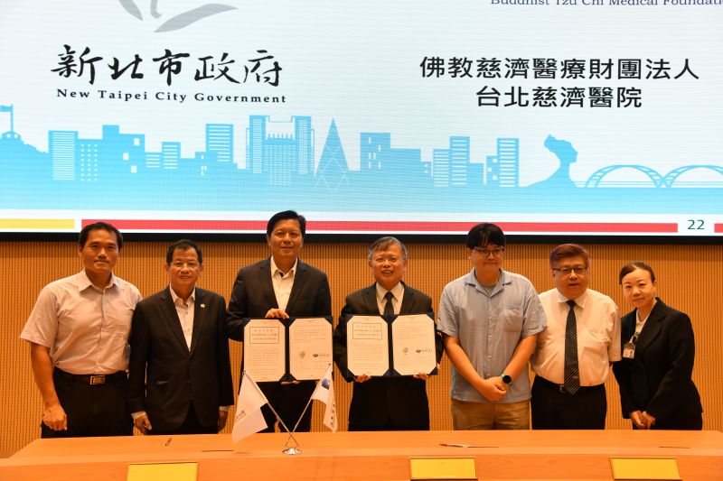 《圖說》朱惕之副市長與台北慈濟醫院企業防災簽署。〈消防局提供〉