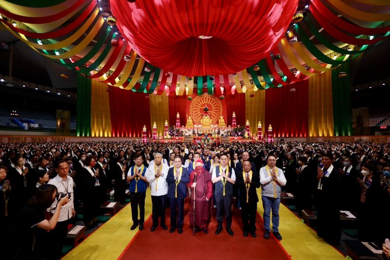 靈鷲山水陸空法會登場 侯友宜供燈祈願生態永續、社會平安 56 《圖說》靈鷲山水陸空大法會,祈求世界眾生和平安樂、生態永續,前排左一民政局長林耀長。〈民政局提供〉