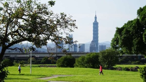 河岸綠地結合城市天際線景觀,展現水岸住宅兼具自然環境與都會機能的生活優勢,成為高端自住市場關注焦點。圖/台北旅遊網