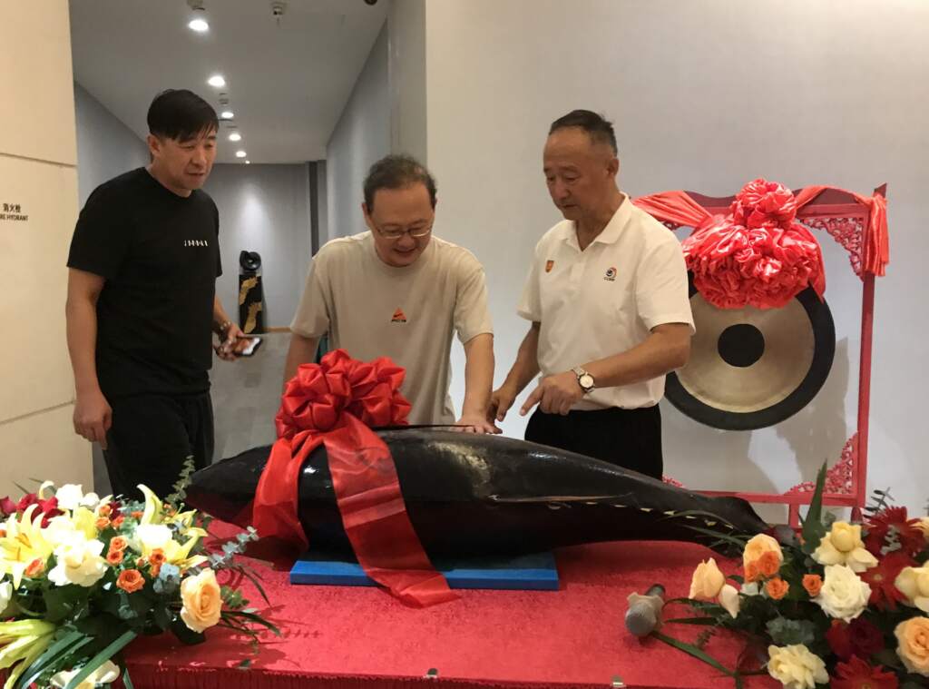 兩岸籃球發展同文同種，甚至連喜宴上的鮪魚大餐生魚片儀式都相近。 (魏冠中攝影)