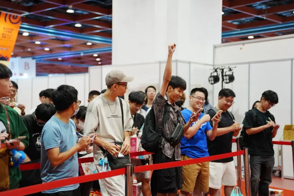 主持人大乃進行搶答環節，並與熱情的讀者互動。
