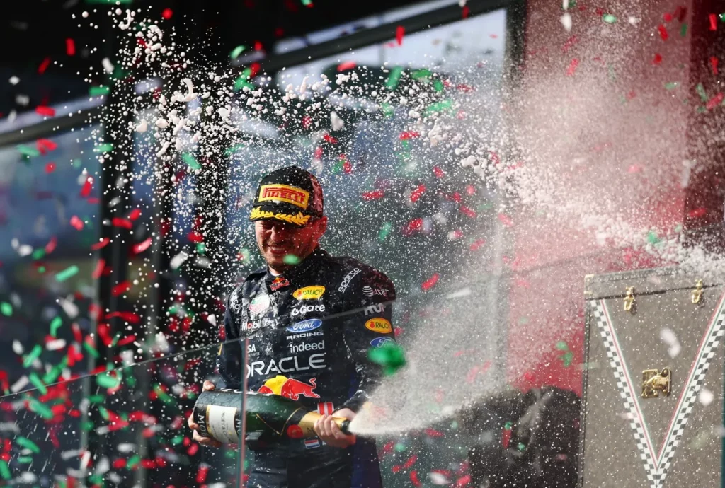 Oracle Red Bull Racing 車手Max Verstappen以第二名完成2026年F1匈牙利大獎賽，在頒獎台上噴灑香檳慶祝，連續兩站站上頒獎台。（Red Bull提供）