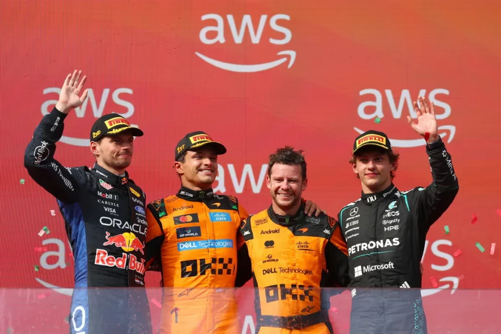 Max Verstappen以第二名站上匈牙利大獎賽頒獎台，與冠軍Lando Norris及季軍Kimi Antonelli共同接受現場觀眾喝采。（Red Bull提供）