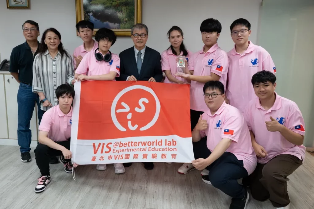教育部部長鄭英耀日前接見在今年FTC大賽中逆轉勝的VIS國際實驗教育機器人校隊的師生們。照片來源:教育部全球資訊網