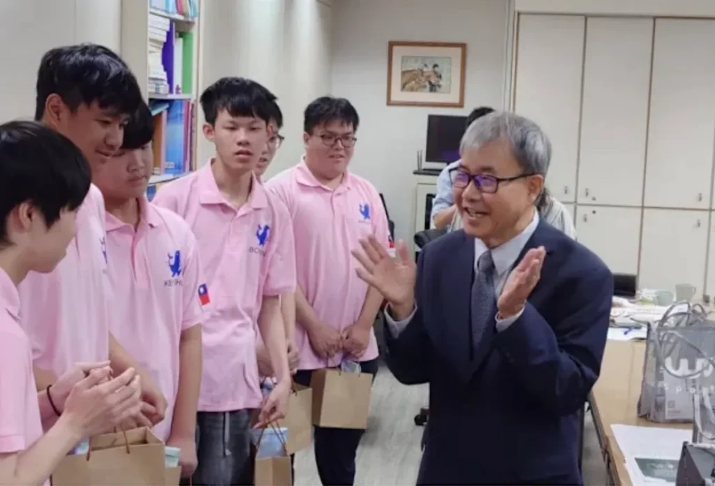 教育部部長鄭英耀接見VIS國際實驗教育機器人社員,肯定台灣學子在面對逆境所展現的應變力和毅力。照片來源:教育部全球資訊網