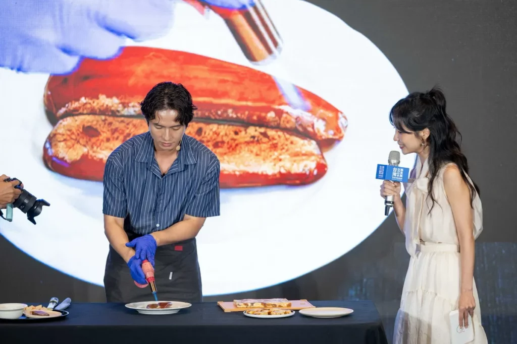 YouTuber「厭世甜點店」拿拿摳於展前記者會搶先端出「烏魚子柿餅雪花酥」，邀請大家用舌尖打包台灣山海的極致風味。（圖/台灣觀光協會提供）