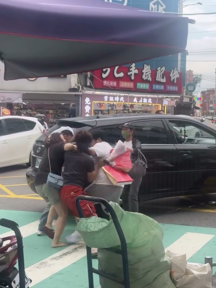 影／未禮讓變大亂鬥！女行人疑狂嗆還踹駕駛小孩　駕駛爆氣把她壓地狂揍