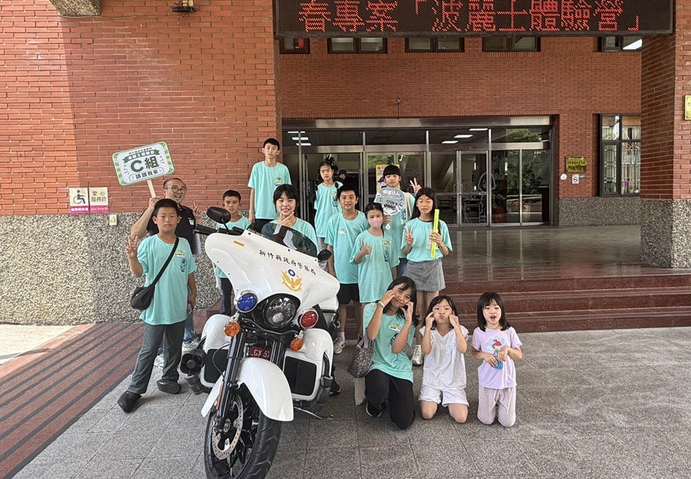 ▲圖說:交通警察大隊「哈雷警用大型重型機車」一登場,強大氣場搭配搶眼警用塗裝瞬間成為全場焦點 (圖/新竹縣政府 提供)