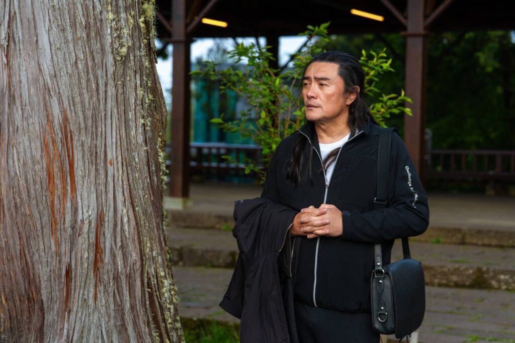 資深演員李㼈憑《突破三千米的泳氣》獲洛杉磯電影獎最佳男演員,與女兒李紫嫣同片封帝封后,寫下影壇難得佳話。(圖/劇組提供)