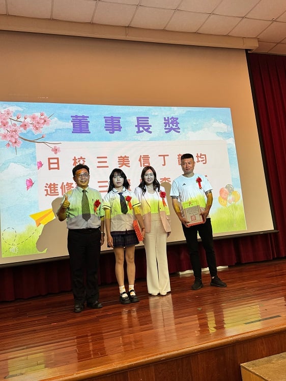 ▲大成商工董事長劉玟君(右二)及校長林志忠(左一)於畢業典禮頒獎。(記者劉峻文攝)