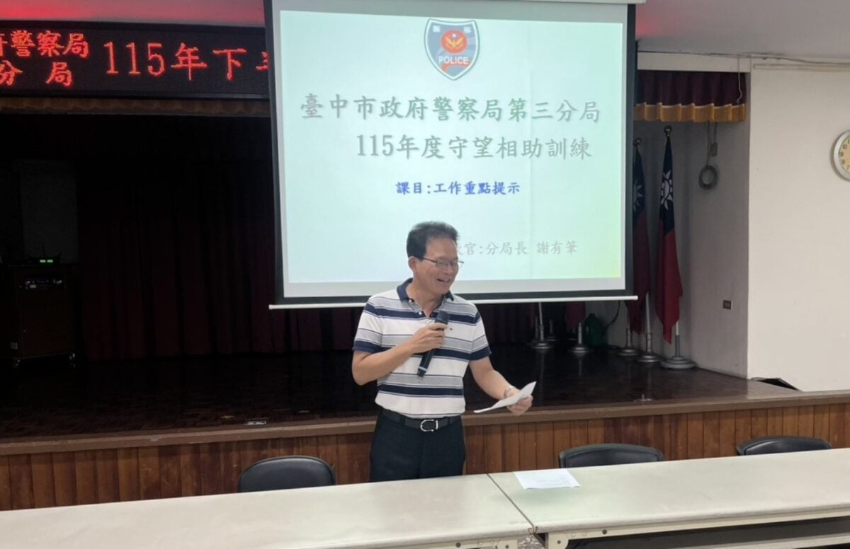 ▲分局長謝有筆親自向這群為地方治安無私付出的守望相助隊隊員表達感謝。