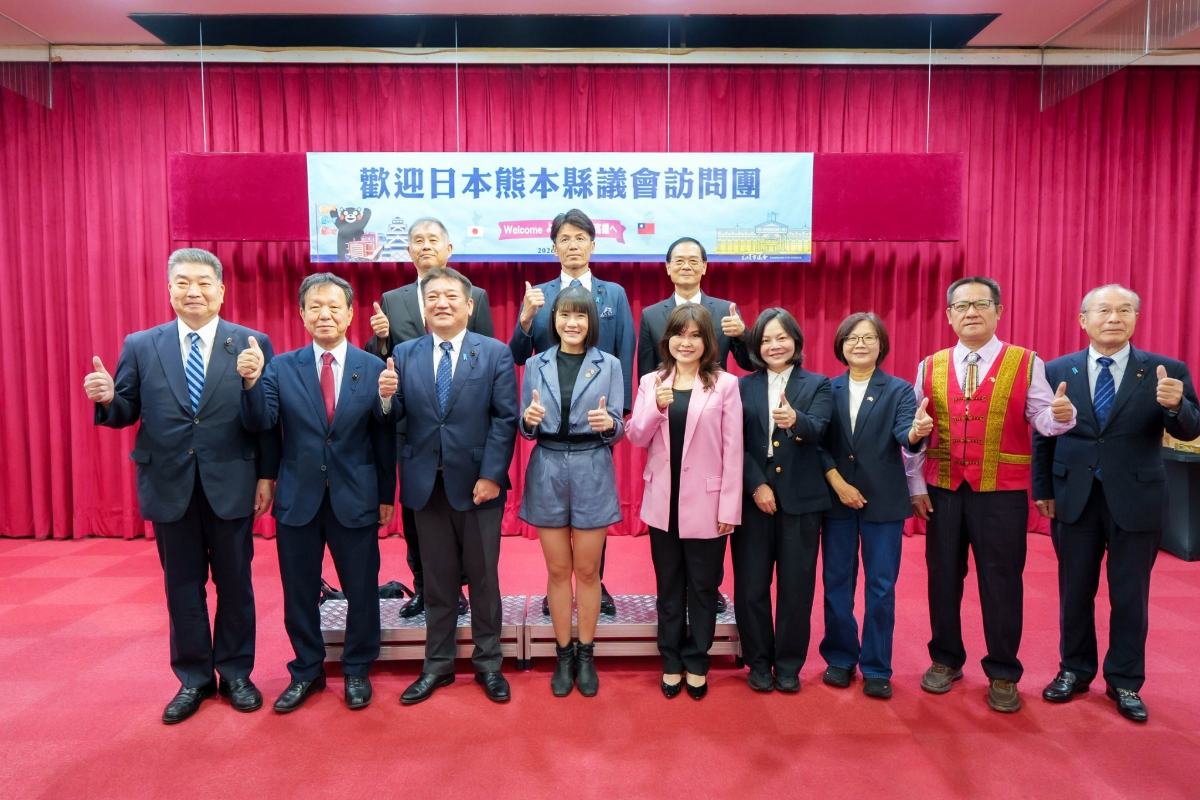 ▲日本熊本縣議會訪問團拜會高雄市議會，高雄市議會國民外交促進會成員與訪團合影留念，攜手深化台日議會外交及城市合作交流。