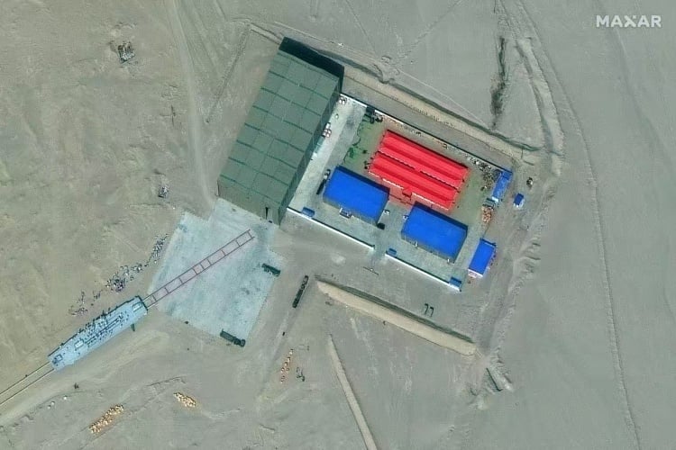 ▲中國在沙漠建造了美國航母等軍艦的等比例模型。