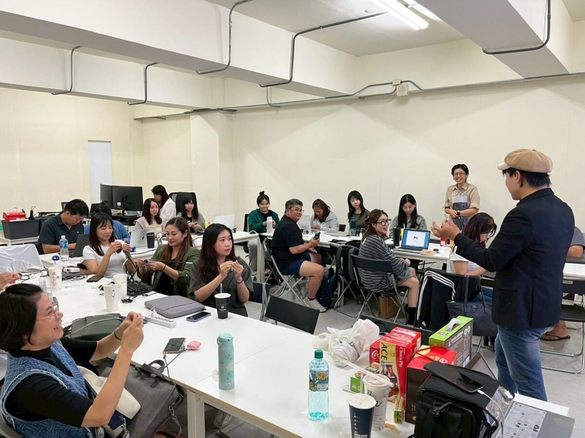 ▲AI講師菲力(右一)將表演融入課程,以幽默生動的講授方式帶動現場氣氛,學員全神貫注、笑聲不斷。
