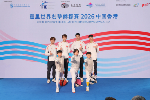 周大福珠寶全力支持中國劍擊香港代表隊 並以特別版足金幸運手繩為劍擊健兒送上祝福