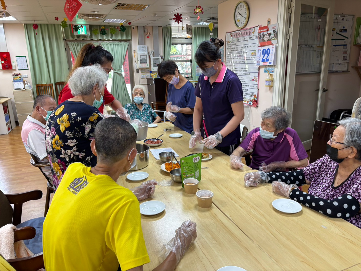 夏日沒胃口?彰化榮家長輩DIY三角飯糰 玩創意也吃健康 - https://www.watchmedia01.com