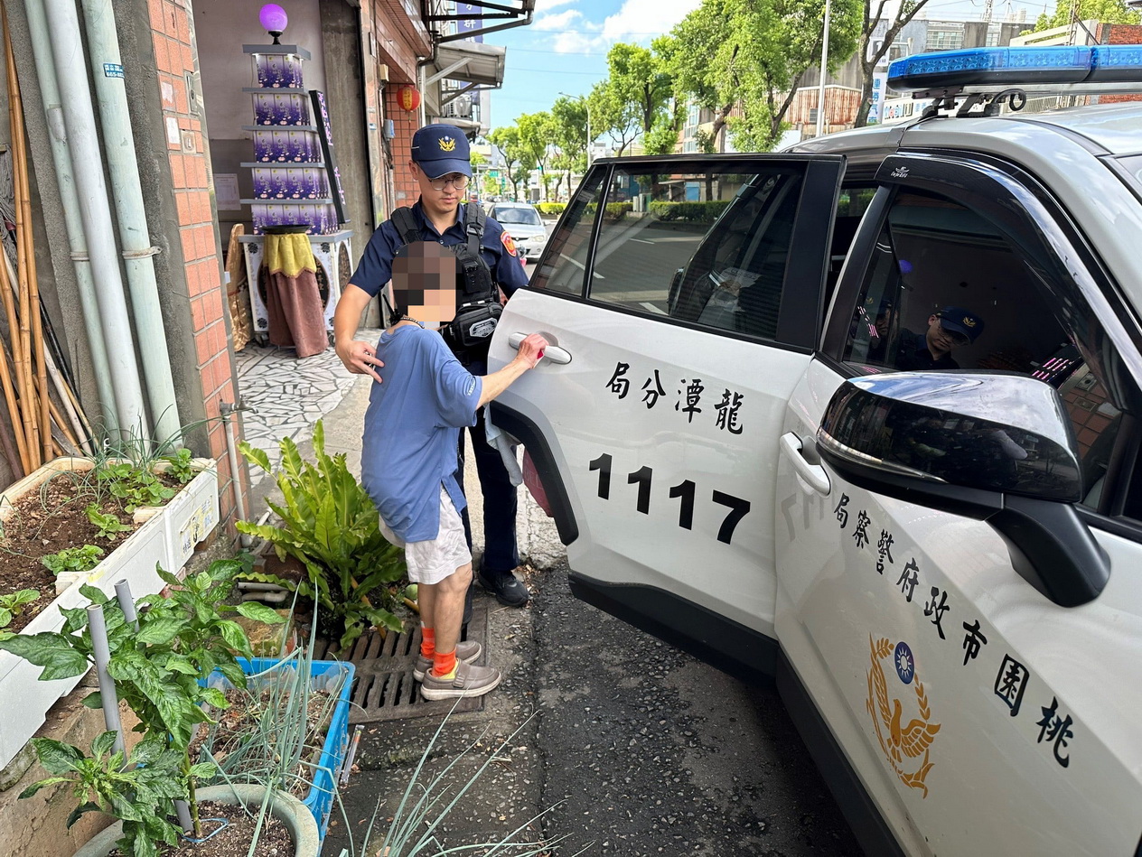 龍潭警暖心尋路 助77歲婦人迷途終返新家 - https://www.watchmedia01.com
