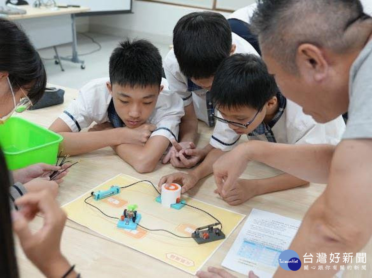 營隊導入LIS情境科學教材與台灣應用材料公司共同研發的「半導體IC積木」。