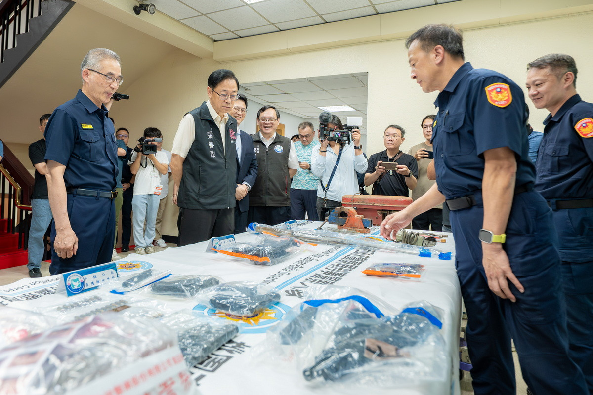 桃園市長張善政視察「桃園市政府警察局雷霆除暴專案」成果。<br /><br />