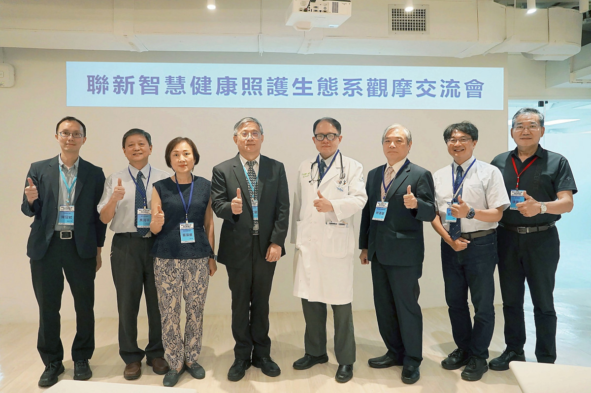 左到右依序深耕計畫專案辦公室陳冠毓副執行長、吳清平名譽院長、蔡淳娟副院長、深耕計畫專案辦公室洪文俊執行長、謝國洲執行院長、南桃園社區醫療群林浩健總召、蔡義昌策略長、員榮醫院徐偉光副院長