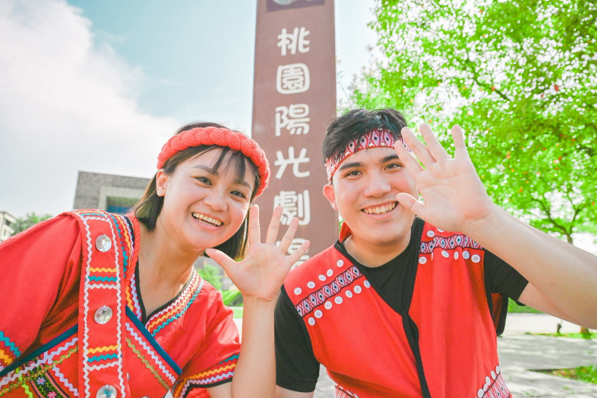 8月「原」力全開,只要穿著原住民族傳統服飾或配戴原民風格配件,即可免費搭乘機場捷運。<br /><br />