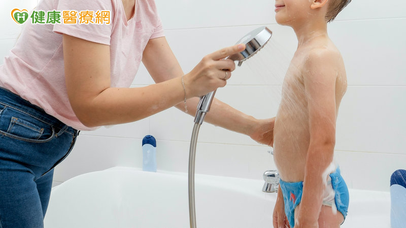 9歲童反覆肚痛竟藏15公分惡性腫瘤 家長必學「洗澡摸肚法」早期偵測