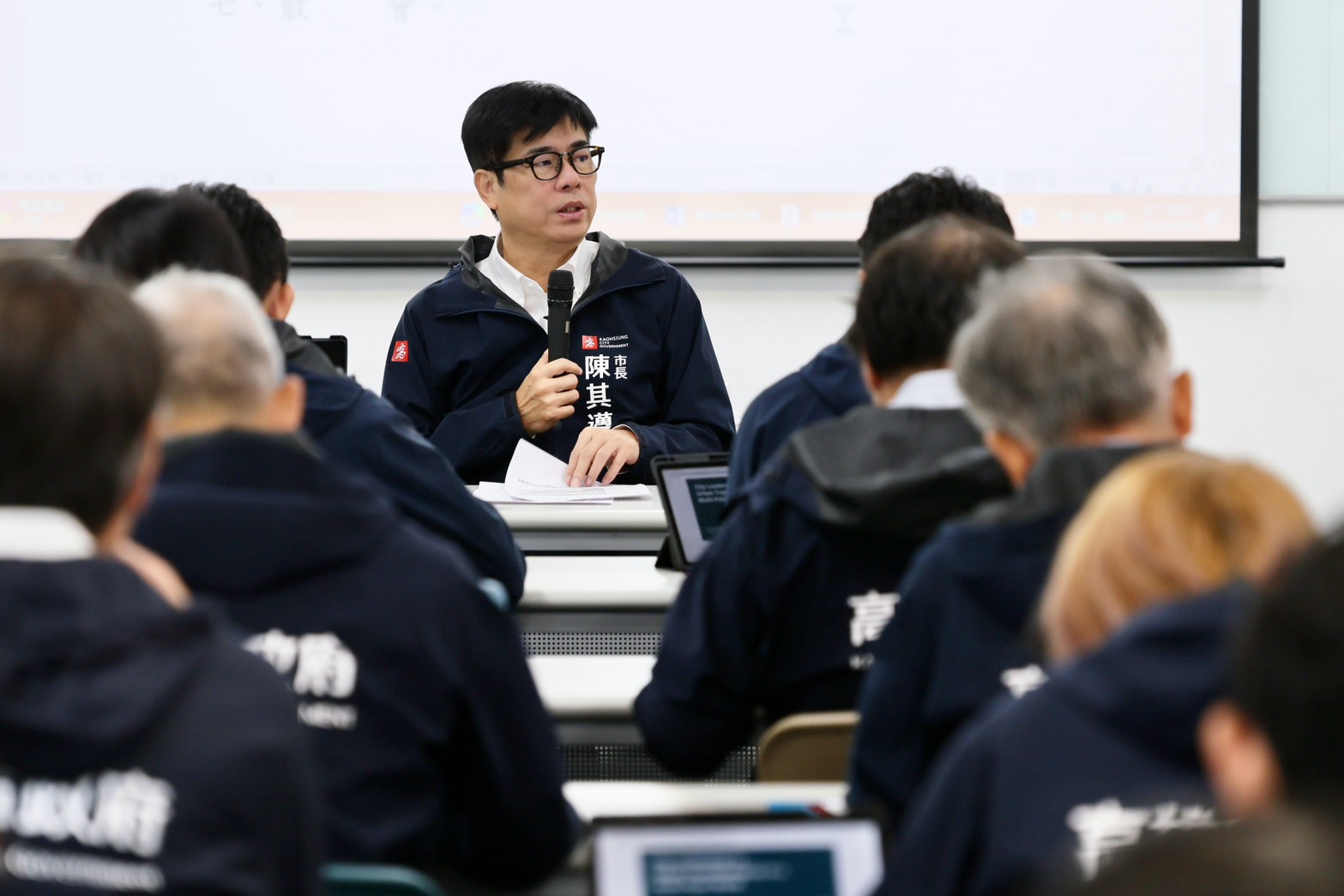 中聯油脂案延燒，蔣萬安爆料食安修法會議內幕，指陳其邁曾質問20％下架標準，高市府駁斥相關說法去脈絡化。