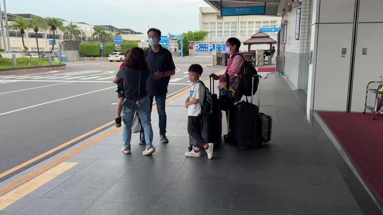 ▲旅客期待8天旅遊,遇天災無奈,不過安全第一(圖/記者王俊勝 翻攝;未經授權請勿翻攝)