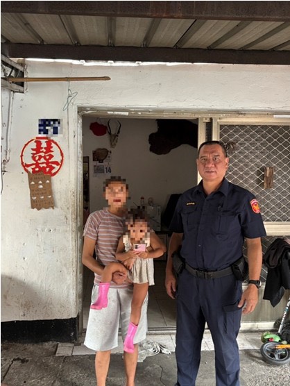小手指向回家路!仁愛暖警抱起迷途女童 善用部落網絡助平安返家