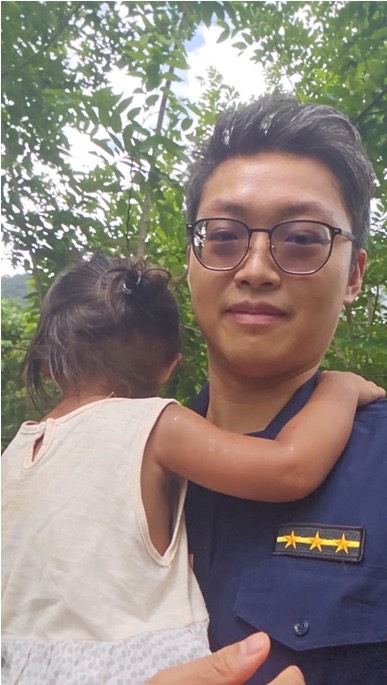 小手指向回家路!仁愛暖警抱起迷途女童 善用部落網絡助平安返家