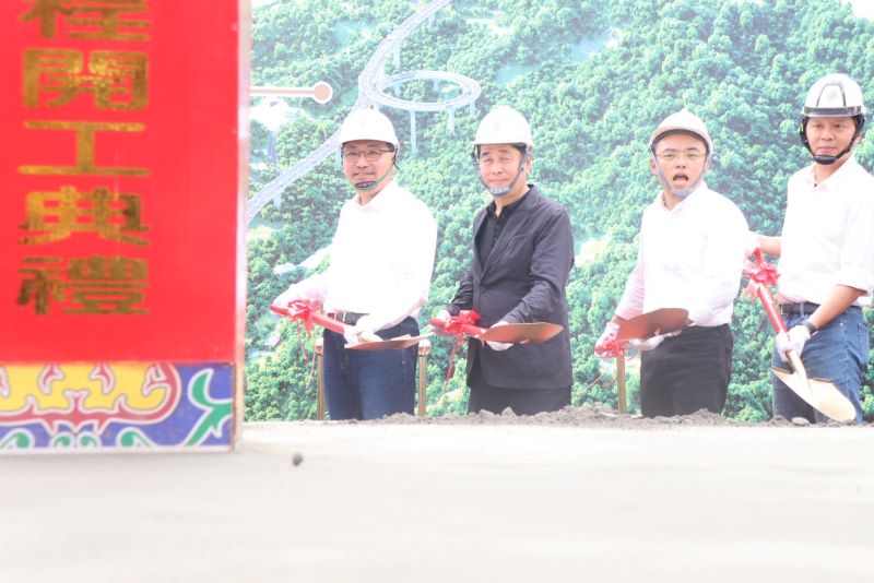 105市道改善工程動土 林口、八里交通瓶頸將打通 35 《圖說》侯友宜市長(左一)主持市道105線高架環橋動土典禮,與朱惕之副市長(右一)、洪孟楷立法委員共同執鏟奠基。〈工務局提供〉