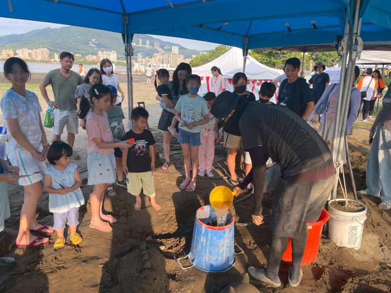 16座人氣角色打造左岸夏日風景 八里城市沙雕展8/1開展 23 《圖說》由專業沙雕師親自示範,帶領小朋友體驗沙雕創作流程。〈高灘處提供〉
