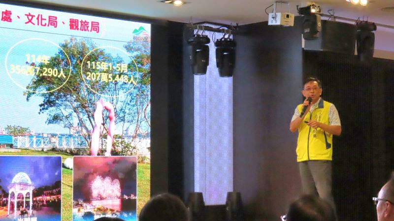 行動治理前進林口八里 侯:交通建設結合產業布局加速推進 51 《圖說》八里區長林銚傑簡報近年重要建設成果。〈民政局提供〉