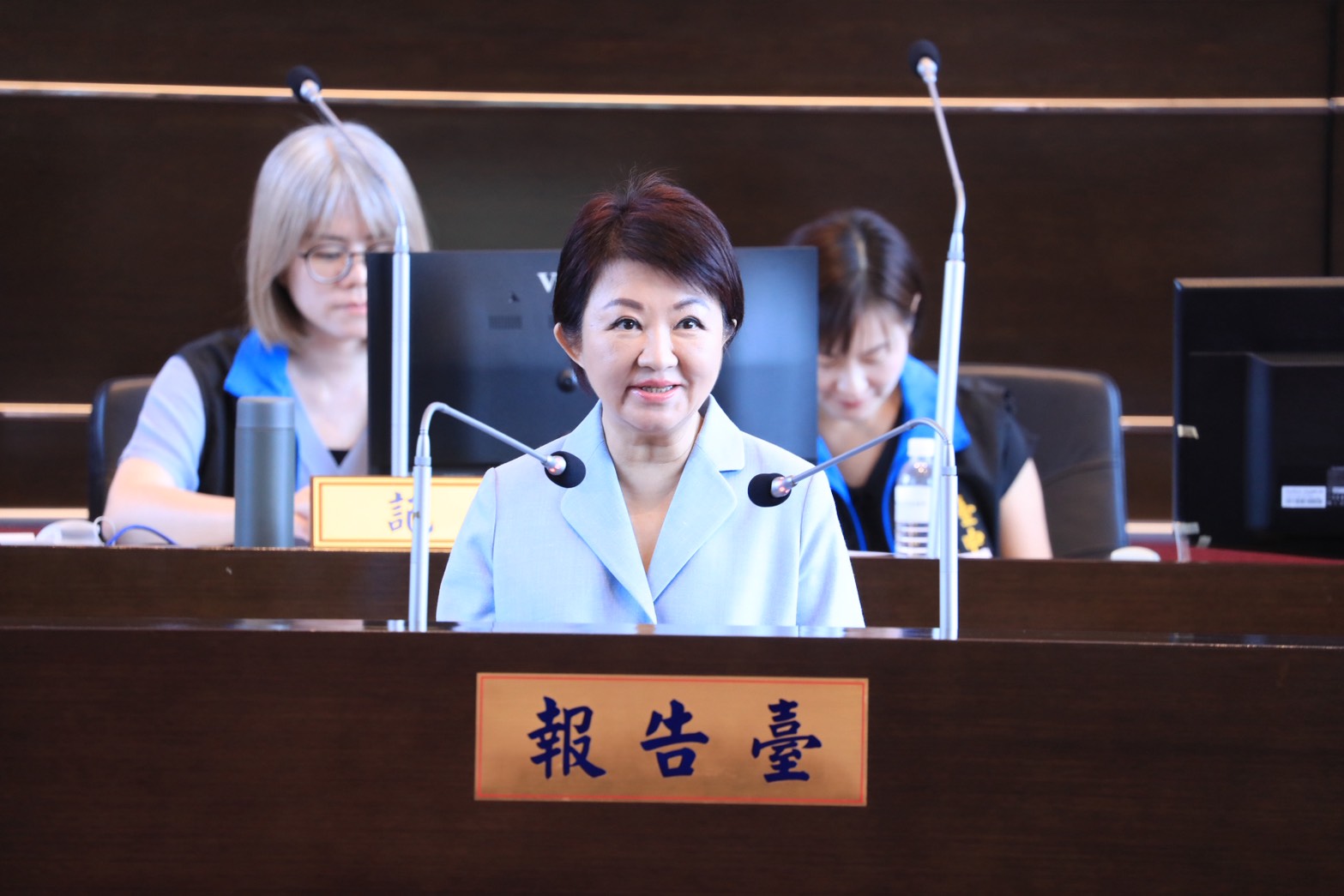 盧秀燕任內最後施政報告 守護無可取代的幸福台中 49 %E5%85%8C%E7%8F%BE8%E5%B9%B4%E5%A0%85%E5%AE%9A%E6%89%BF%E8%AB%BE %E7%9B%A7%E5%B8%82%E9%95%B7%E4%BB%BB%E5%85%A7%E6%9C%80%E5%BE%8C%E6%96%BD%E6%94%BF%E5%A0%B1%E5%91%8A %E7%A9%A9%E5%81%A5%E4%BA%A4%E6%A3%92 %E5%AE%88%E8%AD%B7%E7%84%A1%E5%8F%AF%E5%8F%96%E4%BB%A3%E7%9A%84%E5%B9%B8%E7%A6%8F%E5%8F%B0%E4%B8%AD