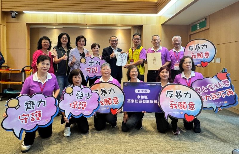 莒東獲紫絲帶認證守護老幼安全 侯友宜肯定社區防暴力量 42 《圖說》莒東社區團隊特別於市政會議獻獎,侯友宜市長表示肯定,強調這項殊榮不僅展現社區推動性別暴力防治的決心,更是守護社會安全網的明證。〈社會局提供〉