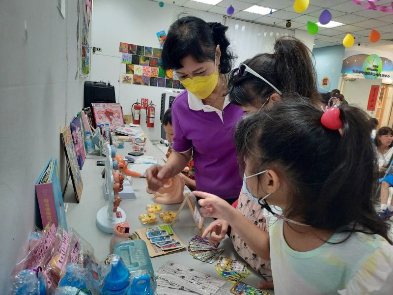 莒東獲紫絲帶認證守護老幼安全 侯友宜肯定社區防暴力量 43 《圖說》莒東社區特別規劃「親子性平小學堂」活動,志工阿嬤陪伴孫兒學習身體界線概念。〈社會局提供〉