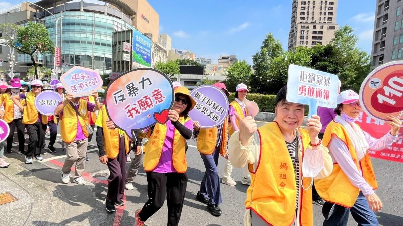 莒東獲紫絲帶認證守護老幼安全 侯友宜肯定社區防暴力量 44 《圖說》莒東社區結合社區媽祖廟繞境期間運用社區志工手持防暴標語進行防暴踩街,接地氣的宣導引發居民熱烈共鳴。〈社會局提供〉