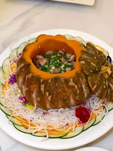 豉椒蒸排骨以整顆南瓜作為盛器,排骨吸收豉椒醬香與南瓜自然甜味,鹹香與甘甜相互交融,展現粵菜細膩火候與創意擺盤。圖/周含鍾攝