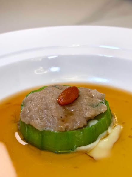 芙蓉勝瓜蒸牛滑選用現打牛肉製成細嫩牛滑,搭配清甜絲瓜與魚汁蒸蛋一同蒸製,入口滑嫩鮮香,最後點綴淡雅陳皮香氣,展現粵菜細膩層次與山海交融的風味。圖/周含鍾攝