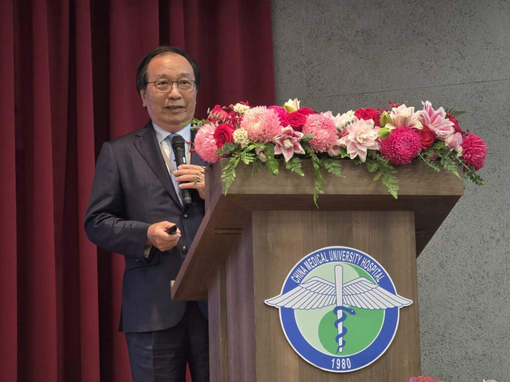 ▲論壇專題演講邀請總統府健康台灣推動委員會副召集人、成功大學醫學院名譽教授陳志鴻,分享長年投入醫院治理、醫學教育及政策推動的經驗。(圖/中醫大附醫提供)