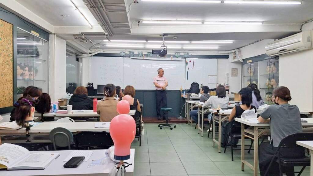 ▲新住民「快速剪燙染造型培訓就業班」上課情形。(圖/中彰投分署提供)